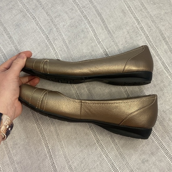 Dr. Scholl’s metallic bronze flats. - Picture 10 of 11